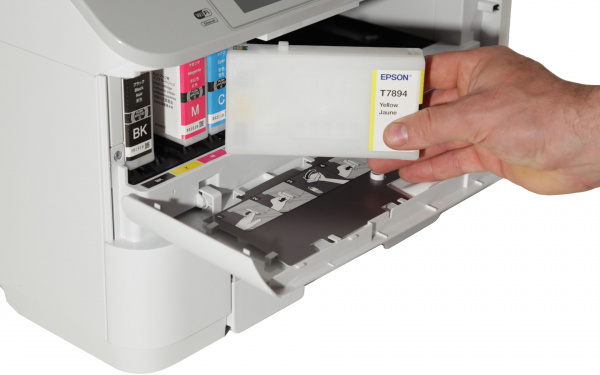 Tintenwechsel: Die Patronen haben ihren festen Platz vorne links im Drucker - sie sind über Schläuche mit dem Druckkopf verbunden. Der Austausch ist kinderleicht. Zu sehen ist der WF-5620DWF.