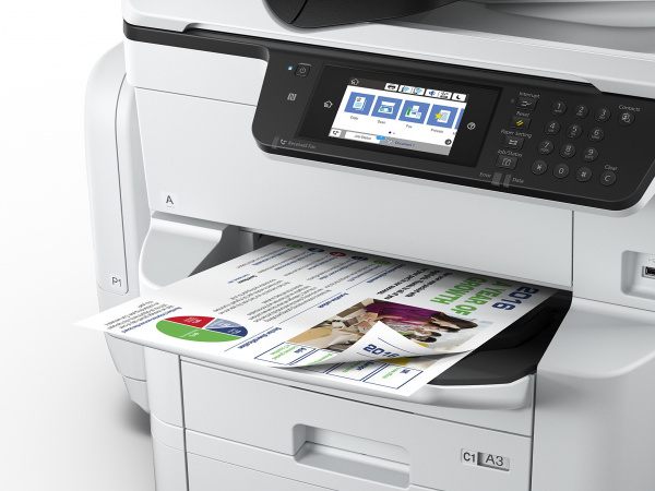 Papierausgabe: Die Ablage für bedrucktes Papier ist nun fester Bestandteil vom Drucker und muss nicht mehr herausgezogen werden.