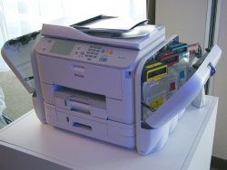 Vorgänger Workforce Pro WF-R5690DTWF: Erster "RIPS"-Drucker mit Beuteln an den Seiten.