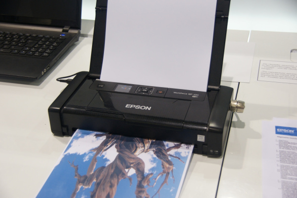 Epson Workforce WF-100W: Mobiler Drucker mit Akku für A4-Dokumente in Aktion.