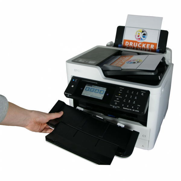 Kompakt: Die Papierausgabe lässt sich abnehmen, um Platz zu sparen. Einfahren lässt sie sich nicht.