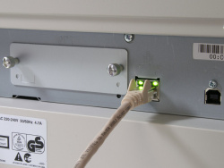 Kyocera FS-C5100DN: Links Ethernet, rechts USB.