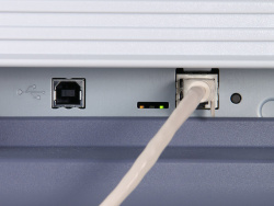 Oki C3600n: Links USB, rechts Ethernet.