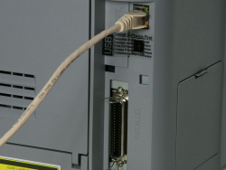 Schnittstellen: Netzwerk, USB und Parallelport.