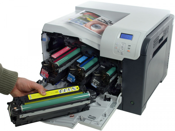 HP Color Laserjet CP3525n: Kombitonerkartuschen enthalten Bildtrommeln und Entwickler.