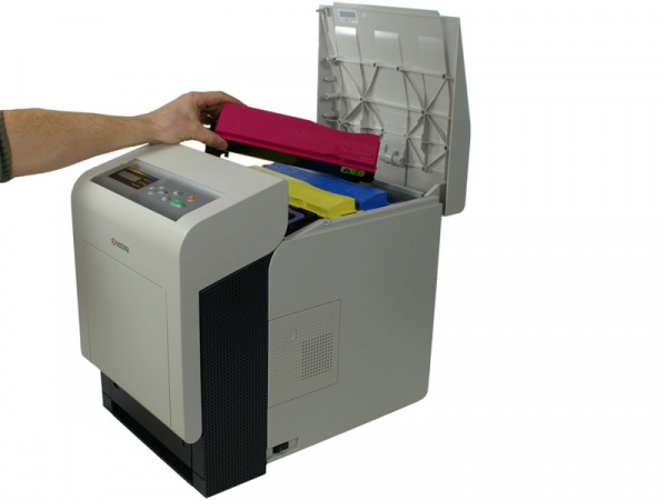 Kyocera FS-C5300DN: Man wechselt nur Toner - Entwickler und Bildtrommel bleiben permanent im Drucker.