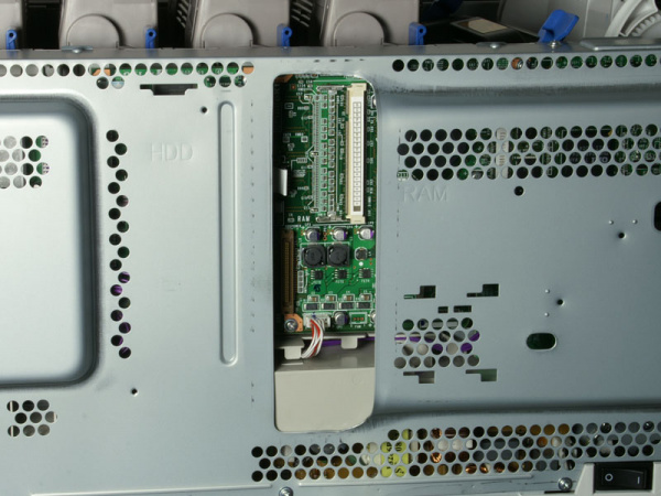 Oki-Controllerkarte: Die Festplatte montiert man aufs Blech, den Speicher direkt aufs Motherboard.