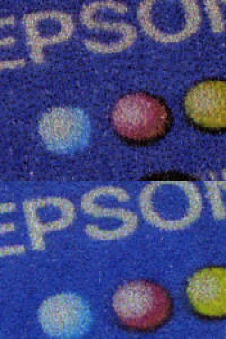 Oben: Foto aus Canon S750; unten: gleiches Foto aus Epson Stylus Color 900 (Foto ist knapp 2cm breit und einen cm hoch)
Man sieht deutlich, dass der Epson die blaue Fläche pixelfreier wiedergibt.