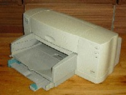 Der HP war ein kleiner und kompakter Officedrucker.
Wie bei HP üblich, zog er das Papier von vorn ein.
