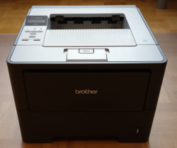 Der Brother HL-6180DW Arbeitsgruppen s/w Laserdrucker.