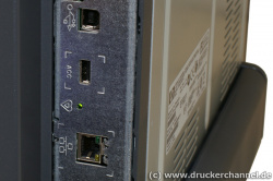 Schnittstellen: Oben USB 2.0, Mitte USB (siehe Text) und unten  fürs Netzwerk.