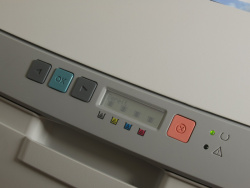 HP Color Laserjet 2700: Bedienfeld mit zweizeiligem Display.