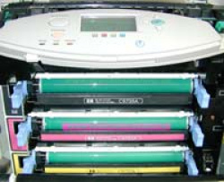 Das Druckwerk: Vier Bildtrommeln (Grün) übertragen Ihre Farben (Cyan, Magenta, Gelb und Schwarz) gleichzeitig aufs Papier.