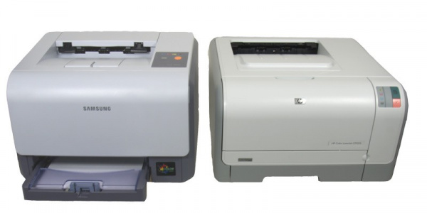 Größenvergleich: Samsung CLP-300 (links), HP Color Laserjet CP1215 (rechts).