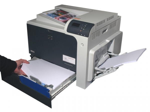 Papierkassette: Platz für 500 Blatt (ein Ries) - optional lassen sich bis zu drei weitere 500-Blatt-Kassetten installieren. An der rechten Seite befindet sich der manuelle Einzug für 100 Blatt.