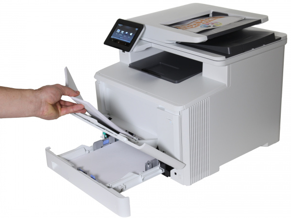 HP Color Laserjet Pro MFP M477fdn: Die Papierschublade nimmt nur 250 Blatt auf - in den manuellen Einzug passen nochmals 50 Blatt. Für mehr Papierkapazität sorgt eine optionale Kassette (CF404A), die weitere 550 Blatt aufnimmt.