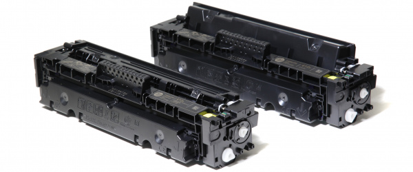 HP-Toner Nummer 410A und 410X: Die Tonerpatronen bietet HP in zwei Größen an: Mit geringer Reichweite als "410A" (vorne) und mit hoher Reichweite als "410X" (hinten).