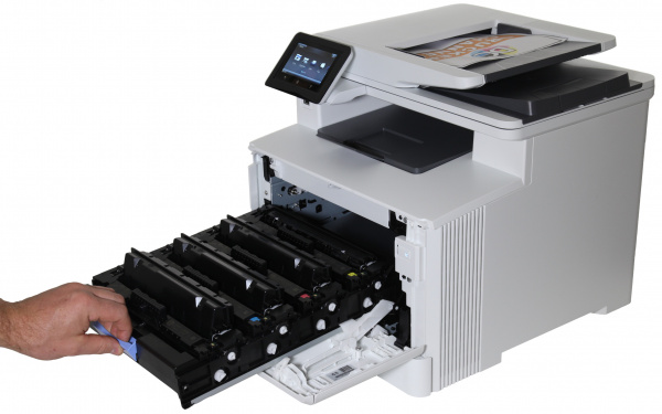 ...und zieht die Tonerschublade aus dem Gerät - so kommt man schnell und einfach an alle vier Tonerkartuschen.
