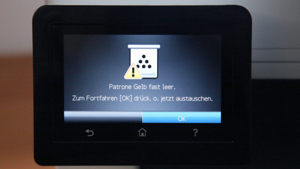 HP-Tonermeldung: Warnt, dass der Toner fast leer ist - der Anwender hat die Möglichkeit, den Toner direkt auszutauschen oder weiterzudrucken. Wählt man den OK-Button, kann man entweder in S/W weiterdrucken (bei leerem Farbtoner) oder wahlweise in Farbe weiterdrucken, muss dann aber die Ausdrucke beobachten, ob der Toner nachlässt.