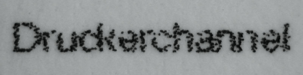 HP Deskjet 3070A B611a: Starke Vergrößerung der 2-Punkt-Schrift - man erkennt die einzelnen Tintentröpfchen. Die Schrift ist noch gut lesbar.