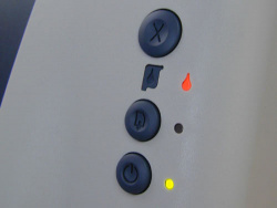 Druckabbruchtaste: Mit der lässt sich ein Auftrag auf Knopfdruck löschen.