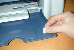 Billig: Der Papierhebel lässt sich nur schwer bewegen - das hat HP billig gelöst.