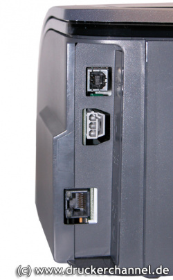 Schnittstellen: Oben USB 2.0, unten Netzwerk, in der Mitte Netzanschluss.