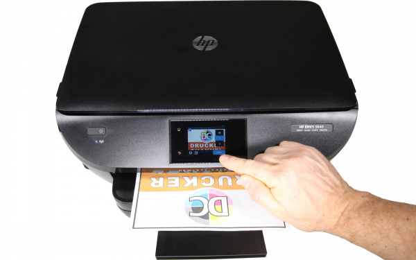 HP Envy 5640: Der Touchscreen ist klein, die Bedienung aber einfach.