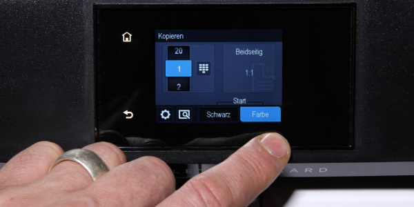 HP Envy 5640: Der HP-Touchscreen ist zwar recht klein, die Buttons sind aber ausreichend groß, um sie zielsicher mit dem Finger zu treffen.