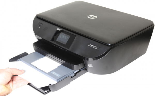 HP Envy 5640: Die Papierkassette fasst 125 Blatt Normalpapier und verschwindet staubgeschützt unter dem Drucker.