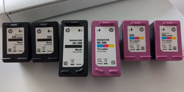 Serie 308: Links die möglichen Schwarzpatronen, rechts die farbigen. Die großen Patronen werden nur im Rahmen von Instant Ink zur Verfügung gestellt. Die Kaufpatronen sind deutlich kleiner.