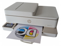 Envy 6520e: Tintendrucker mit teuren Minipatronen von HP. Der Nachbau der Druckkopfpatronen ist schwierig bis unmöglich. "Dank" der "dynamischen Sicherheit" sind auch Chip-Modifikationen durch Dritte "schwierig".