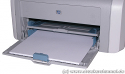 HP Laserjet 1020: Oben Einzelblatteinzug, unten bis zu 150 Blatt automatischer Einzug.