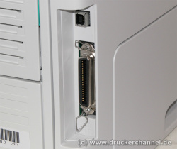 Rückseite: USB- und Parallelschnittstelle.