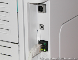 Anschlüsse: Oben USB, Mitte Resetknopf für die Netzwerkkarte, unten Netzwerk.