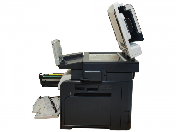 HP Laserjet Enterprise 500 Color MFP M575f: Papierkassette und Tonerschublade zieht man nach vorne aus dem Drucker - so kann das Gerät nah an einer Wand stehen.