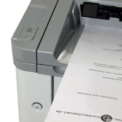 HP Laserjet P1566: Bedienfeld, unten Ein- und Ausschalter.