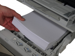 Papierkassette (Fach 2): Fasst 500 Blatt.