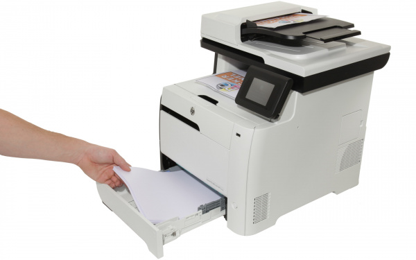 HP Laserjet Pro 300 color MFP M375nw: In die Papierschublade passen 250 Blatt, die sich über eine zweite Kassette auf 500 Blatt erweitern lässt,...