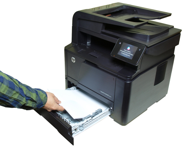 HP Laserjet Pro 400 MFP M425dn: Die standardmäßige Papierkassette ist einfach mit 250 Blatt zu befüllen...