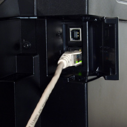 HP Laserjet Pro P1606dn: Oben USB, darunter Ethernet.