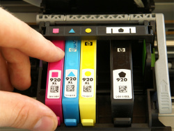 HP Officejet 6000: Druckkopf fährt zum Austauschen in die Mitte.