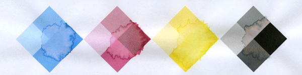 HP Officejet 7000: Durch den Einsatz von Dye-Tinte löst der Wassertropfen die Tinte aus dem Papier.