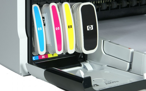 HP Officejet Pro 8000: Die vier Tintenpatronen wechselt man vorne am Gerät.