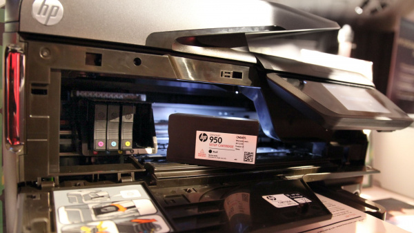 HP Officejet Pro 8600 (Plus): Tintenpatronen direkt auf dem Patronenwagen installiert und LED-Innenbeleuchtung.