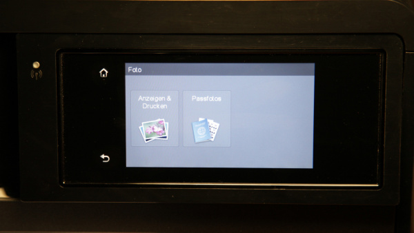 Schritt 1: Steckt man den USB-Stick in den Drucker, hat man die Wahl zwischen "Anzeigen&Drucken" und "Passfotos".