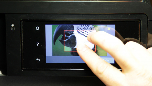 HP Officejet Pro 8620: Die Zuschneidefunktion funktioniert mit zwei Fingern, genauso wie beim Smartphone.