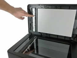 HP Officejet Pro 8710: Der "kleine" Officejet dreht eingelesene Originale maschinell, um die Rückseite einlesen zu können.