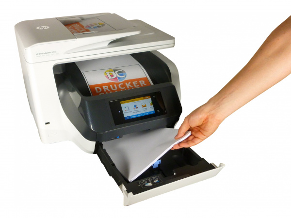 HP Officejet Pro 8730: 250 Blatt standardmäßig - optional nochmal 250 dazu, in einer zusätzlichen Papierkassette.