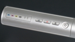 Vier Buttons und sechs LEDs: Die Bedienelemente sind klar beschriftet.